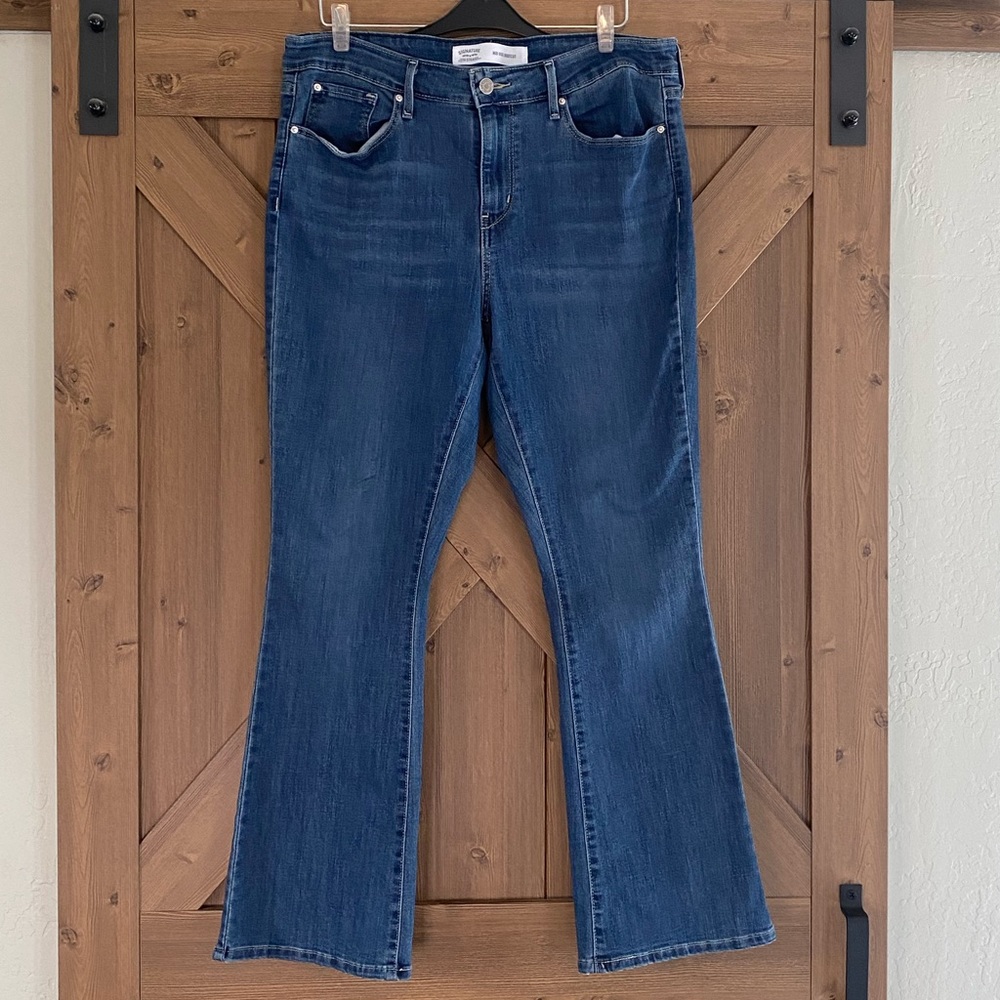 Levi medium wash jean